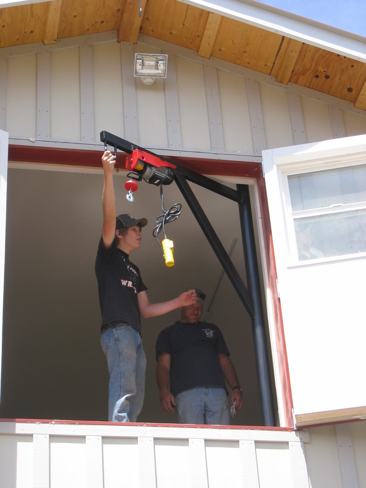 A closer look at the crane apparatus.