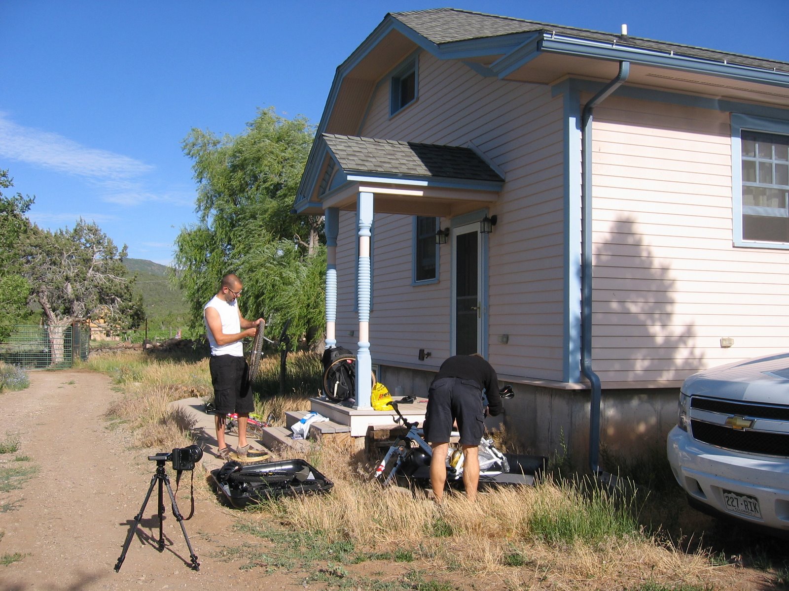 Roy and Pim get their bikes ready together.