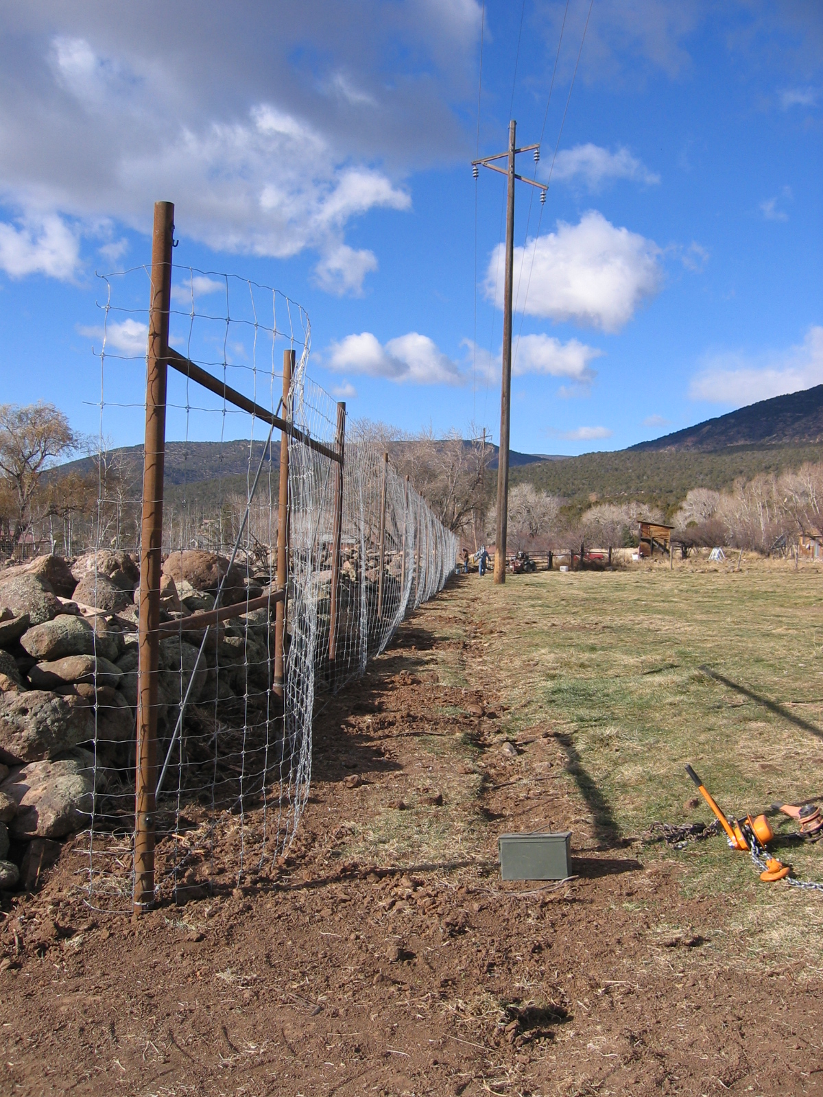 A shallower look at the wire going up along the fence.